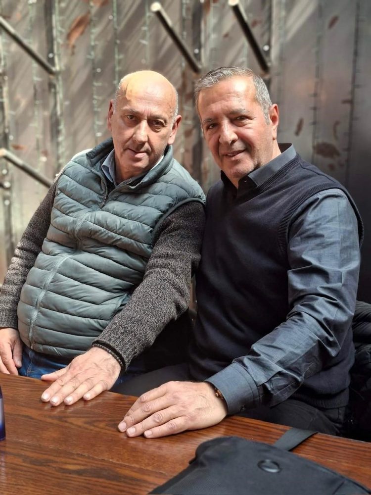 Ανέστης Μαντάς -Οι Δυο Μας Κι Όλοι Τους-Ένα λαϊκό κομμάτι της εποχής εμπλουτισμένο με πολλά μουσικά όργανα .