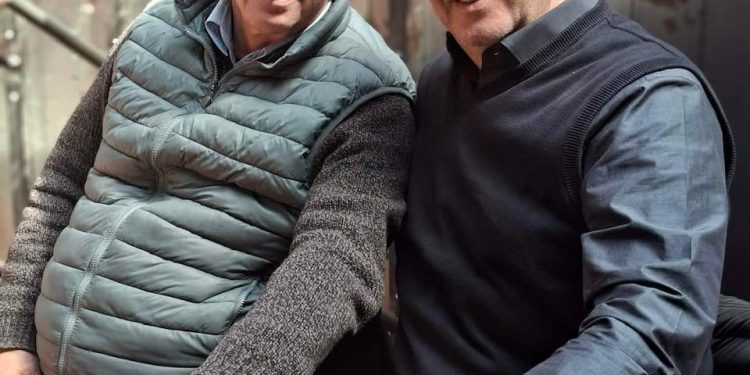 Ανέστης Μαντάς -Οι Δυο Μας Κι Όλοι Τους-Ένα λαϊκό κομμάτι της εποχής εμπλουτισμένο με πολλά μουσικά όργανα .